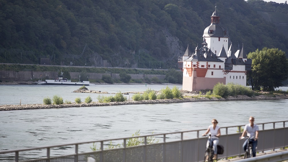 For connoisseurs - bicyclists enjoy a leisurely stroll along the Rhine.